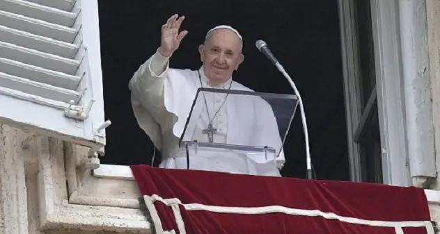 Papa Francesco torna ad affacciarsi in Piazza San Pietro per l'Angelus