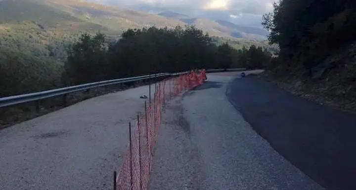 La Provincia vieta il traffico sulla provinciale 7 ai mezzi oltre le 9 tonnellate. \"Anziché intervenire per risolvere il problema si decide di tagliare fuori dal mondo una comunità\"