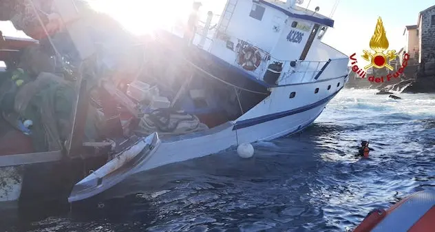 Peschereccio si incaglia nelle acque dell'isola di Carloforte