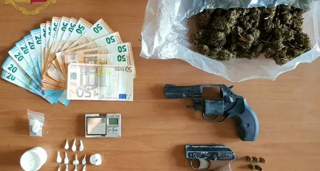 Cagliari. Blitz dei Falchi a Is Mirrionis: arrestato 51enne per spaccio di droga