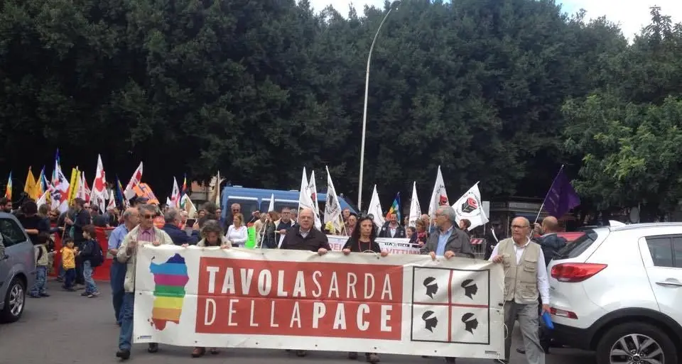 In piazza contro le servitù militari