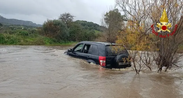 Ozieri. Tentano di attraversare un corso d'acqua con un fuoristrada