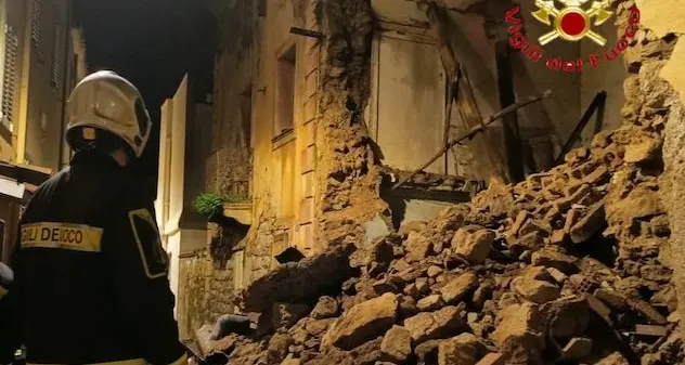 Paura a Nuoro. Crolla una vecchia abitazione nel centro storico