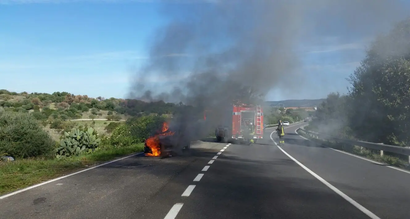 Auto a fuoco a causa di un corto circuito, automobilista sfugge alle fiamme