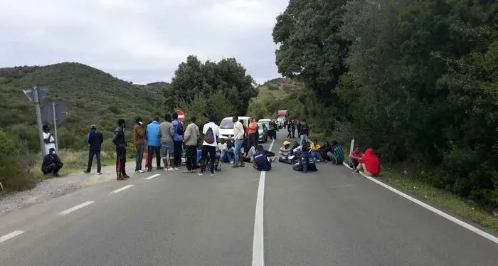 Protesta dei migranti sulla state 293: traffico bloccato per oltre un'ora