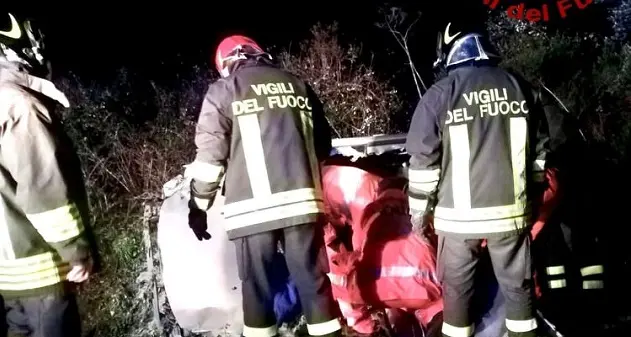 Padru. Perde il controllo dell'auto e finisce in cunetta rimanendo incastrato