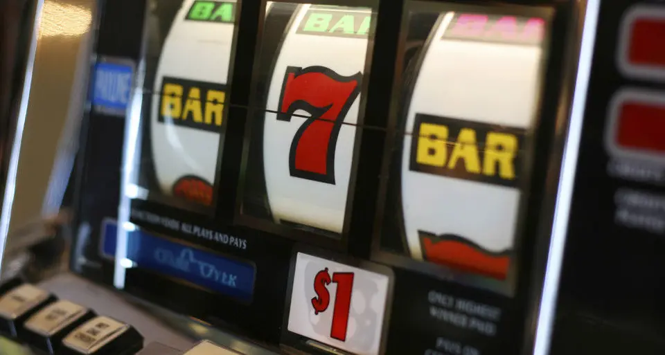 Ladri in azione in un bar, svuotate le casse dello slot machine: bottino di 5.300 euro