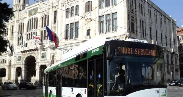 Controllore Ctm sorprende uno studente a bordo del bus senza biglietto e viene aggredito