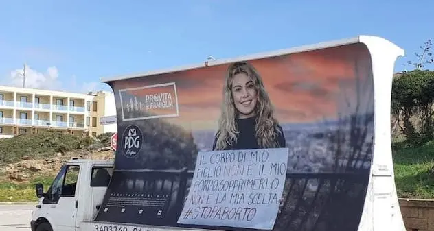 Manifesti anti-aborto. Paola Deiana (M5S): “Inaccettabili, hanno il solo scopo di colpevolizzare le donne”