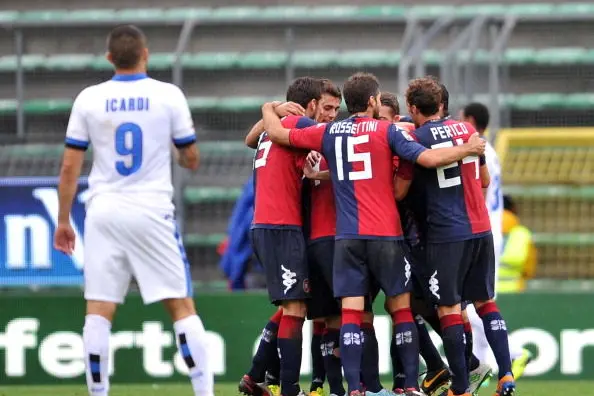 Cagliari\\'s midfielder Radja Nainggolan (not seen) celebrates with teammates after scoring during the Italian Serie A football match Cagliari vs Inter Milan on September 29, 2013 at Nereo Rocco Stadium in Trieste.   AFP PHOTO / SIMONE FERRARO        (Photo credit should read SIMONE FERRARO/AFP/Getty Images)