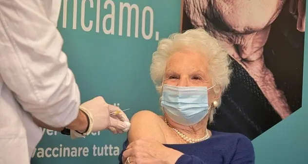 Liliana Segre si è vaccinata. Fontana: \"Un esempio\"