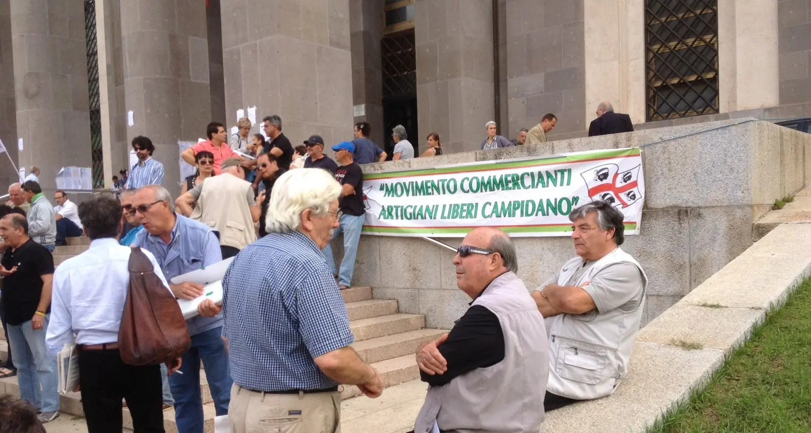 Sit-in del movimento Artigiani e Commercianti Liberi nel Palazzo di Giustizia: \"Basta con la svendita delle case\"