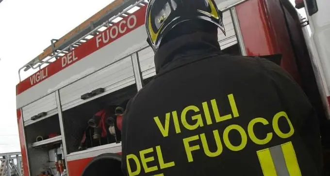 Abat-jour scatena l'incendio in un appartamento: salvata pensionata