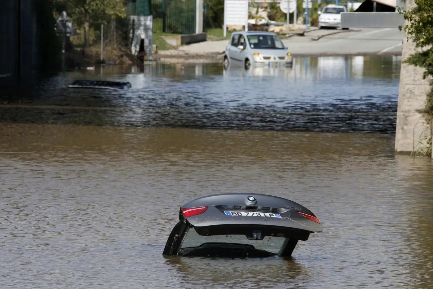 An abandoned car is submerged in deep water near by an underpass after flooding caused by torrential rain in Mandelieu, France, October 4, 2015. Flooding along part of the French Riviera has killed at least 16 people, officials said Sunday. The downpour hit the Alpes-Maritimes region, which lies at the eastern end of France\\'s Mediterranean coast and borders Italy, on Saturday evening.    REUTERS/Eric Gaillard     ATTENTION EDITORS FRENCH LAW FORBIDS THE PUBLICATION OF AUTOMOBILE REGISTRATION PLATES IN PUBLICATIONS WITHIN FRANCE