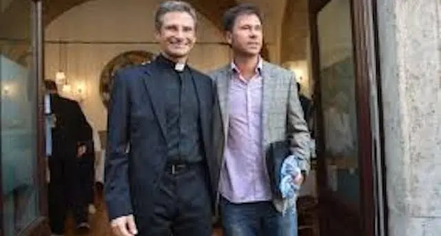 La confessione del Monsignore gay. Lgbti: \"La Chiesa ha bisogno di cambiare radicalmente le proprie posizioni\"