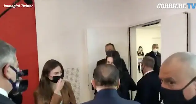 Berlusconi scherza con due ragazze: chiede di abbassare la mascherina per vederle in viso