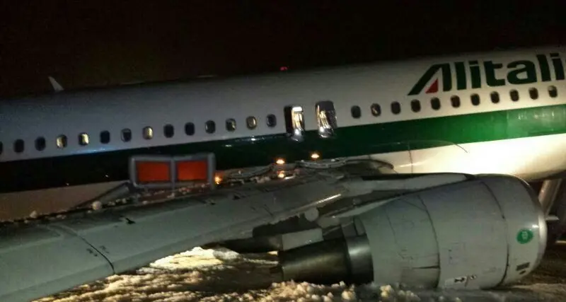 Aereo Alitalia va fuori pista