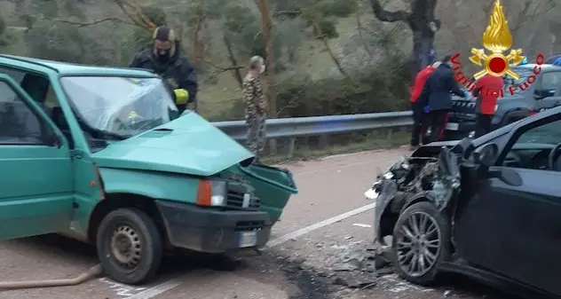 Frontale tra due auto sulla SP13 Perdasdefogu-Jerzu: grave un pensionato