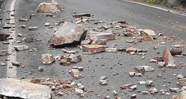 Statale 131, tagliano la rete di protezione contro la caduta massi: una denuncia