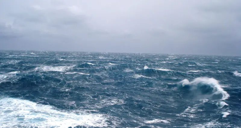 Vele strappate e mare in tempesta: la Guardia Costiera salva due persone