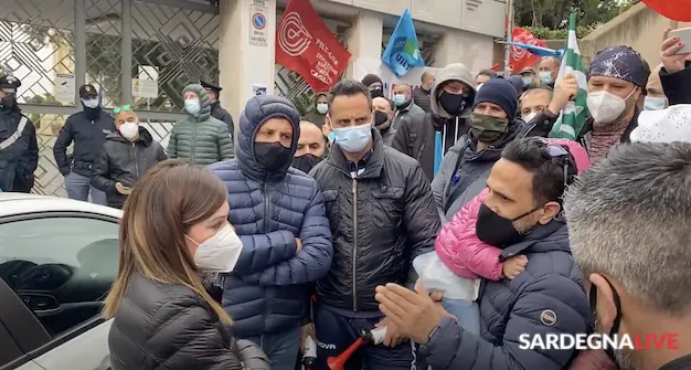 Cagliari. Porto Canale, la protesta dei lavori davanti a Villa Devoto
