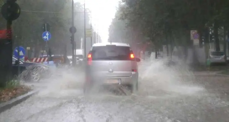 Maltempo in Sardegna. Arzachena sotto l'acqua, i canali tracimano