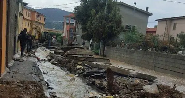 A Torpè per far defluire l'acqua il sindaco ha fatto scoperchiare il manto stradale