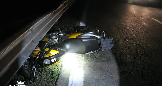 Incidente sulla 554, perde il controllo della moto che si incastra sotto il guard rail: ferito 29enne