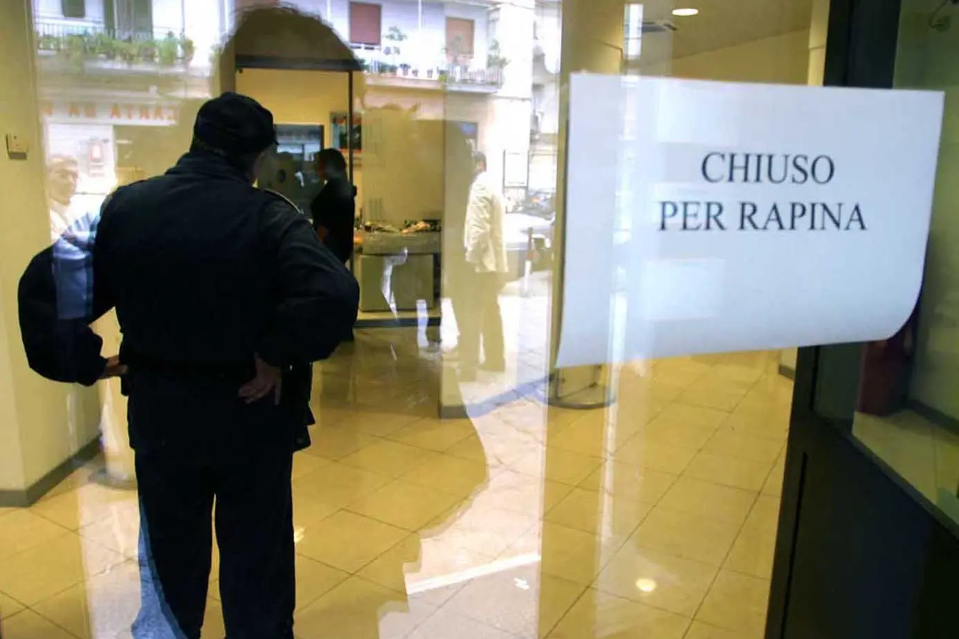NAPOLI : RAPINA BANCA UNICREDIT AL CORSO ARNALDO LUCCI