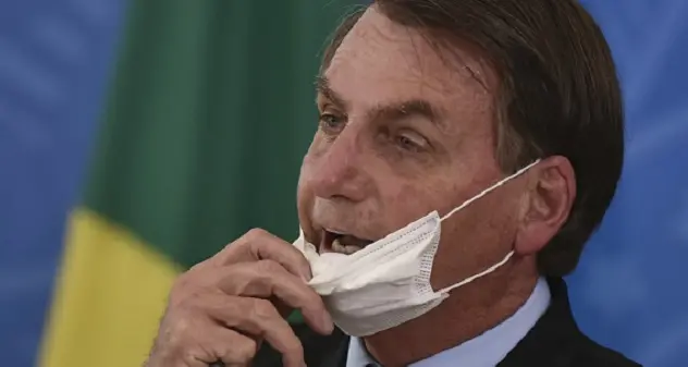 Covid, Bolsonaro fa discutere: \"Mascherine danneggiano percezione della felicità\"