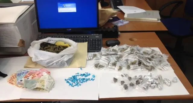 Zainetto con 400 grammi di droga pronta per lo spaccio: sequestro in via Podgora