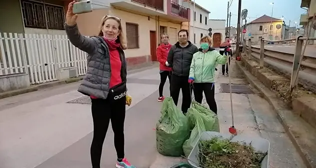 Un gruppo di cittadini ripulisce il paese. Il sindaco: \"Una lezione per tutti\"