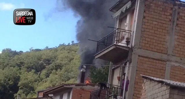 Casa in fiamme: spavento per una pensionata di Desulo