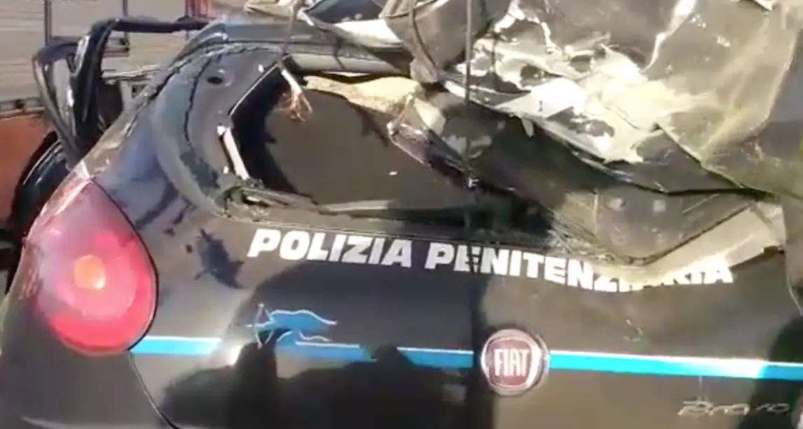 Tragedia sulla Alghero-Sassari: moto vola oltre il guard rail e uccide un agente su un'auto della polizia penitenziaria | VIDEO