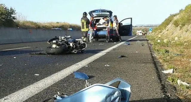 Moto impazzita sbatte sul guard rail, finisce sulla carreggiata opposta e centra un'auto: muore agente penitenziario