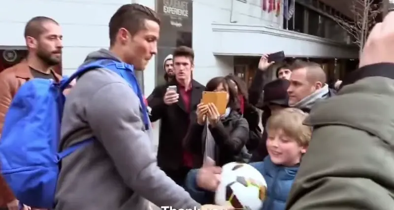 Si finge un artista di strada, ma è Cristiano Ronaldo