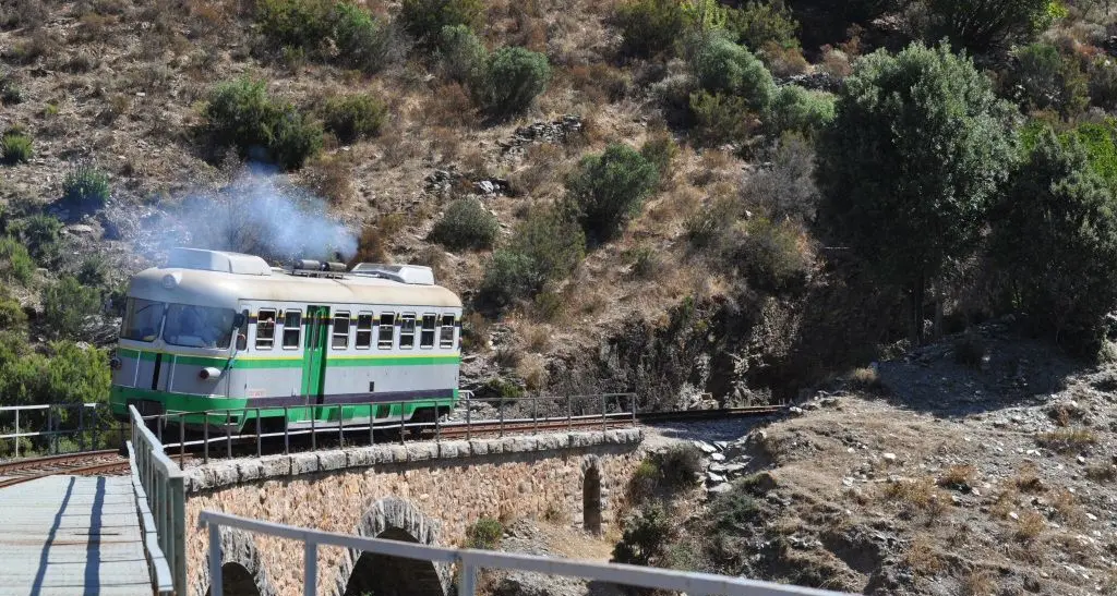 Trenino verde con 70 passeggeri deraglia alla periferia di Lanusei