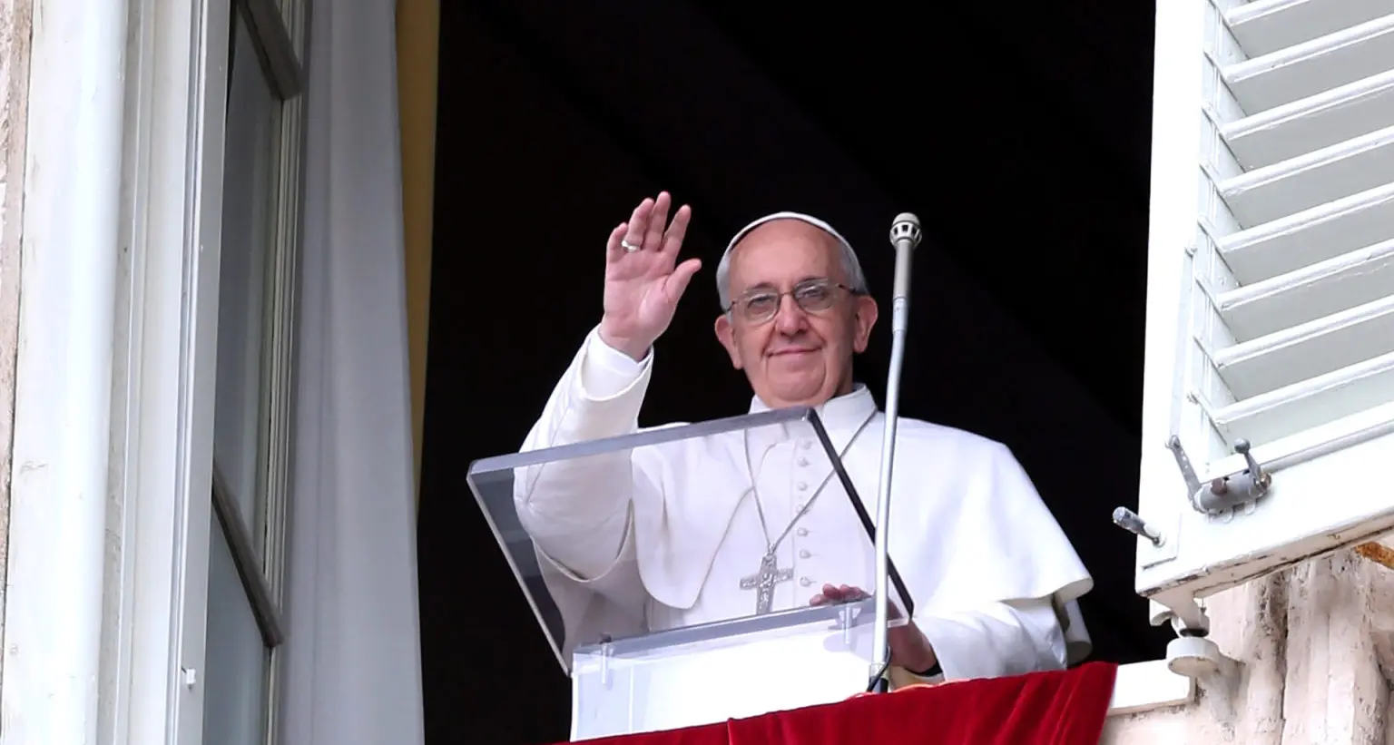 Papa Francesco saluta gli insegnanti precari venuti dalla Sardegna durante l'Angelus