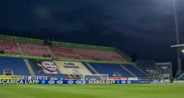 “Ciao Davide”. L’omaggio ad Astori alla Sardegna Arena