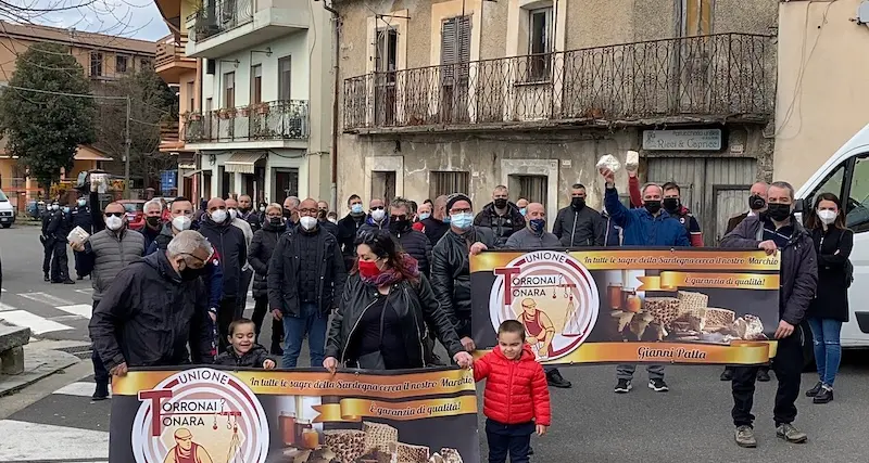 Tonara. Sos turronarzos herent torrare a triballare