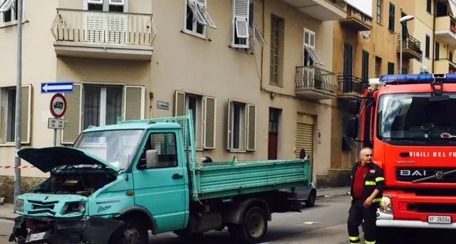 Incidente stradale a causa di una mancata precedenza: due automobilisti finiscono all'ospedale