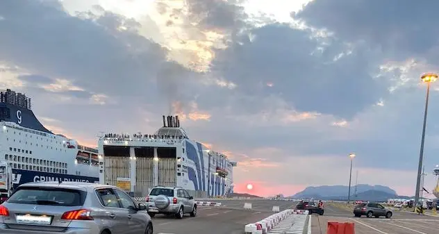 Sardegna bianca: primi controlli al porto di Olbia. Attraccate tre navi con 600 persone a bordo
