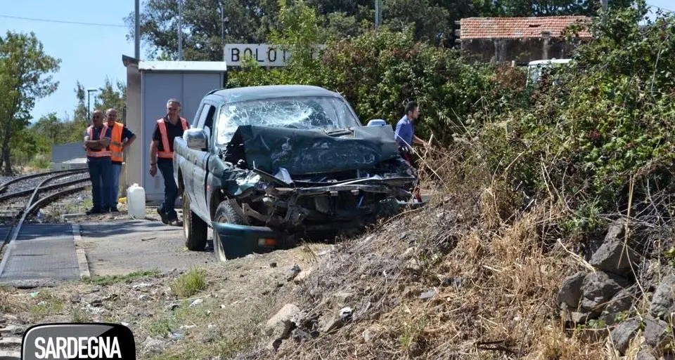 Auto contro treno, 73enne in gravi condizioni