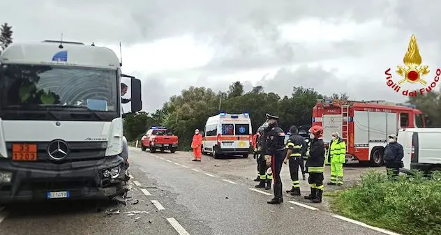 Olbia. Auto si scontra con autocisterna al bivio di Priatu