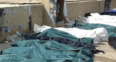 Tragedia a Lampedusa. Brucia barcone. 93 i morti