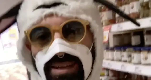 Sarroch. Indossa un costume da pecora ed entra in un market con una mascherina ritagliata: 400 euro di multa