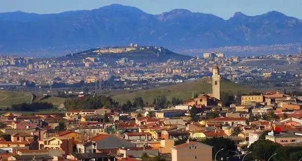 Non ha lavoro e prende a picconate l'ingresso del Municipio: denunciato 32enne