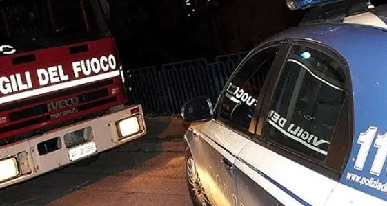 A fuoco due auto e un'abitazione nel cuore della notte