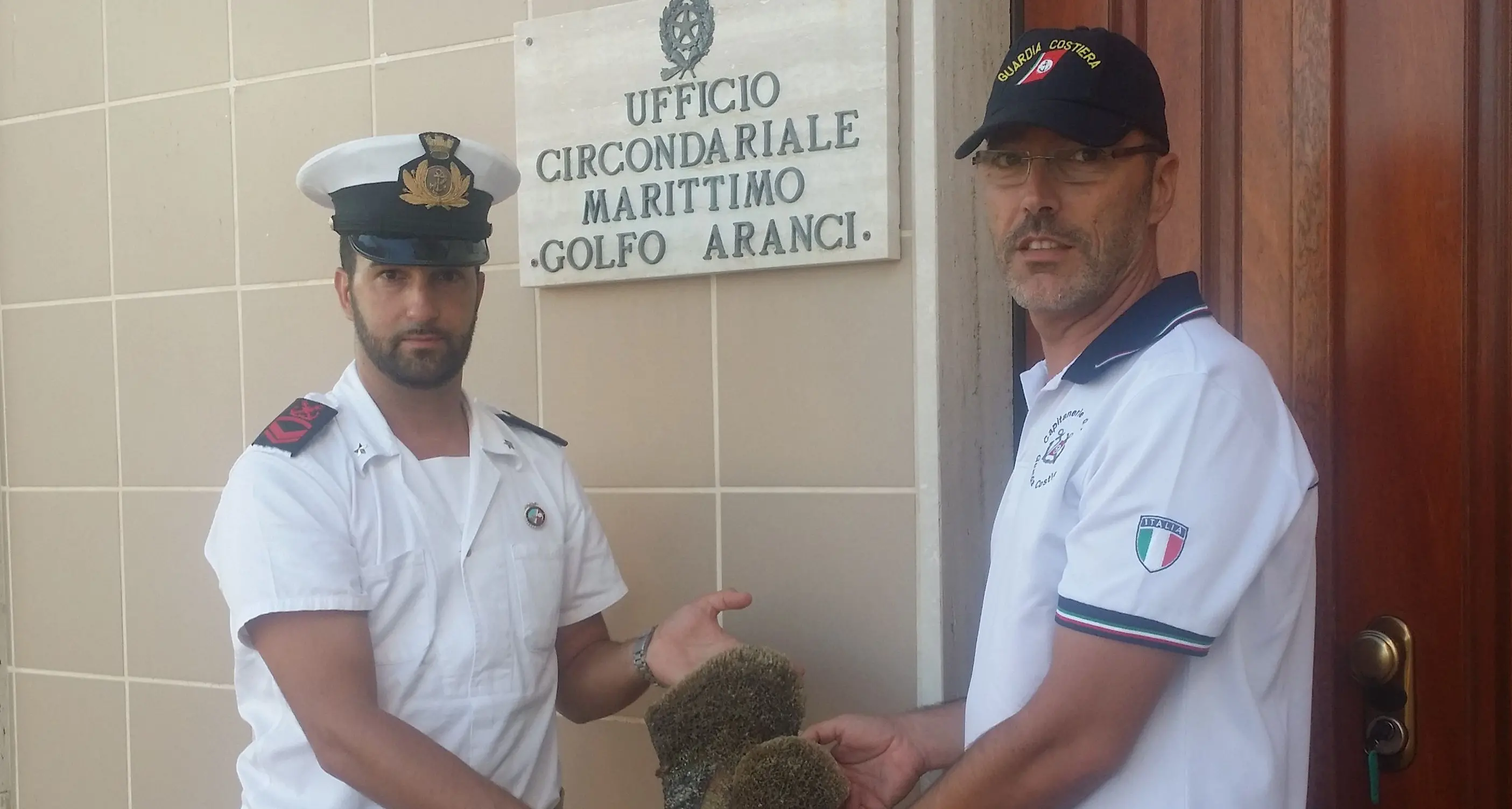 Esemplari di \"nacchera\" rinchiusi dentro un secchiello da un turista nelle spiagge di Golfo Aranci, interviene la Guardia Costiera