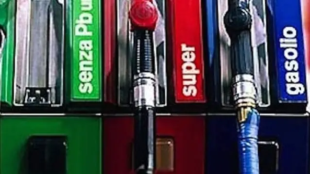 Caro carburanti, dubbi sul taglio accise: governo valuta un bonus